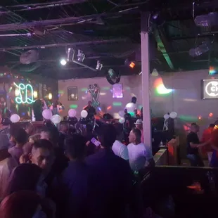 Ben y disfruta del mejor ambiente en Colorado Springs en latín Quarters