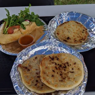 Pupusas: revueltas, frijol con queso, y loroco con queso. Pan con pollo.