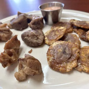 Carne Frita con tostones