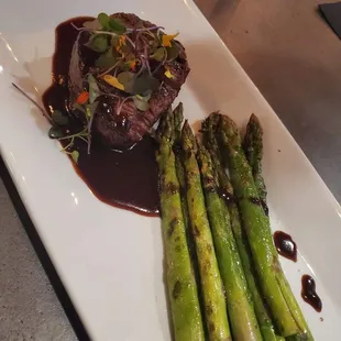 Beef tenderloin with asparagus