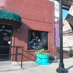 the entrance to latte da coffee house