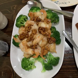 Walnut Shrimp in Creamy Sauce