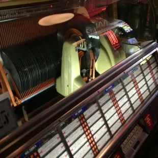 Juke box playing 45&apos;s