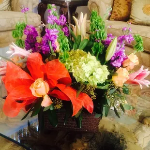 Delivery to my Aunt in El Paso from her niece in Cali. VERY PLEASED! but it was cold outside for the poor flowers.