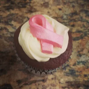 Breast cancer awareness cupcake