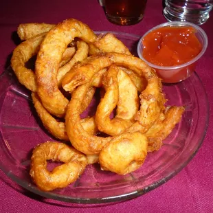 Onion rings appetizer with ketchup.
