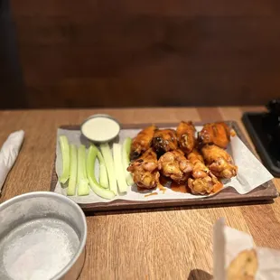 food, chicken wings and fried chicken, bbq wings, poultry, fried chicken wings, chicken, fried chicken, bbq chicken, chicken wings