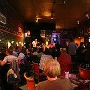 a crowd of people sitting at a bar