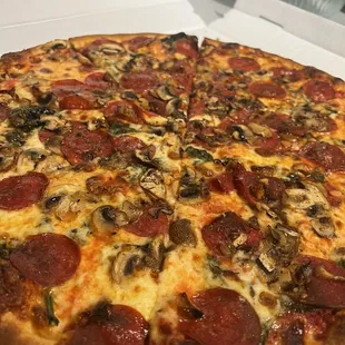 New York Style- pepperoni, mushroom, spinach and garlic.