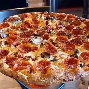 Large Pizza w/ Pepperoni, Mushrooms &amp; Onions. A little heavy on the marinara sauce so the toppings fell off. Taste was very good!