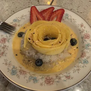 Fresh Cut Mango and Fruits with Sweet Sticky Rice