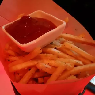 "Fritz" (fries): fries tossed in garlic ($6)