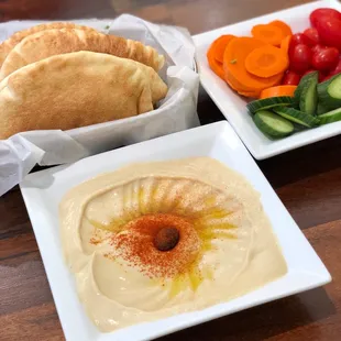 Small hummus with fresh veggies