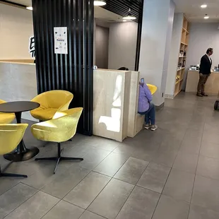 Lobby seating area with lots of outlets and seating