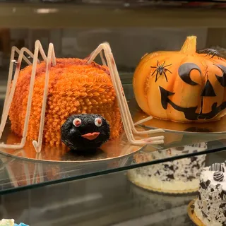 Burnt Almond Cake-8"(8-10 Servings)