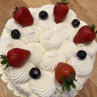 White Strawberry Shortcake-8"(8-10 Servings)