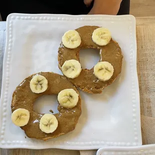 Bagel with almond butter and bananas
