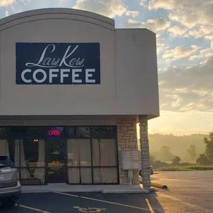 a car parked in front of a coffee shop