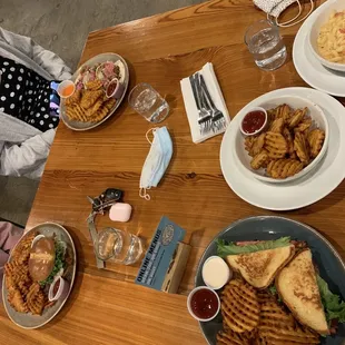 we dont know how to put food close together lol