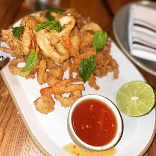 FRIED CALAMARI &amp; ROCK SHRIMP - Thai dipping sauce (9.2/10)