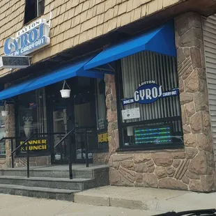 the outside of a restaurant