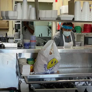 No mask less than 6 feet from open kitchen area after eating for almost 10min