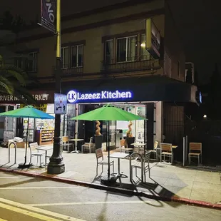 the outside of a restaurant