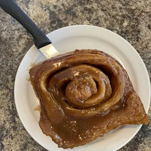 a cinnamon roll on a plate