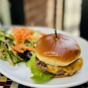 Daisy's Cheeseburger