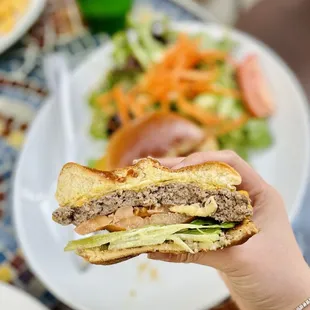 Daisy's Cheeseburger