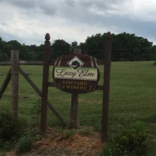 the sign for lazy elm vineyard and winery