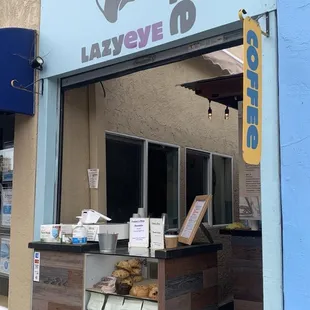 Small coffee stand between 2 buildings. Very clever idea to use the small space!