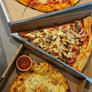 Cheese pizza, garlic bread