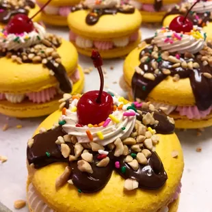 Banana Split Macaroon!