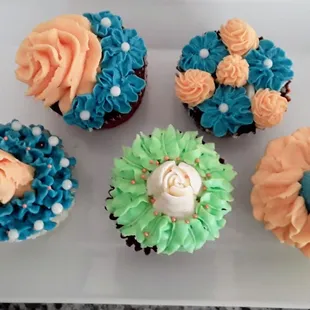 Cup cakes with flower  frosting decoration