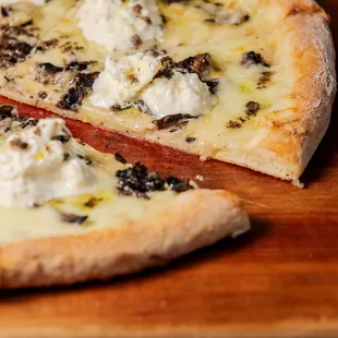 Alessia Pizza
mozzarella, parmigiano, oven roasted mushrooms, burrata, truffle pate (No tomato sauce)