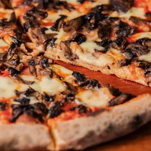 Funghi Pizza
mozzarella, tomato sauce, roasted mushrooms.