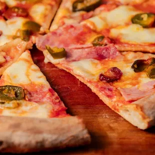 Picante Pizza
mozzarella, tomato sauce, ham, hot cherry peppers.