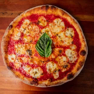 Tartufata
mozarella, tomato sauce, black truffle pate.