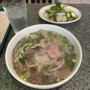 Nước đậm đà, bò siêu thơm và mềm. Bò viên rất thơm. 80% legit