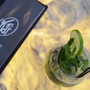 a mojit with lime and mint