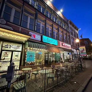the outside of a restaurant at night