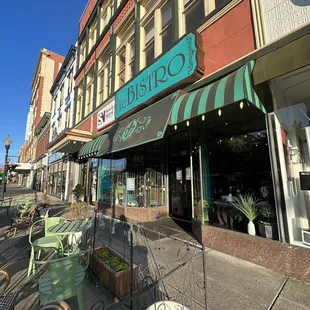 the outside of a restaurant