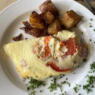 Pico Provencal, Fromage de Chévre Servi Tiède, Ail et Tomates Confites, Pignons Olives Noires, Jus d'Agneau et Huile de Basilic Maison