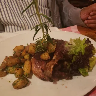 Les Deux Cuisses de Canard Confites Maison Pommes de Terre Rôties à la Graisse de Canard, Sauce aux Cèpes Secs