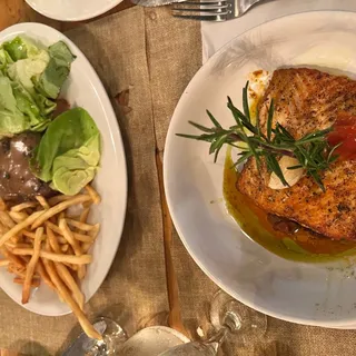 Le Filet Mignon de Bœuf Poêlé, Sauce au Poivre Vert-Frites et Salade (8 oz Angus)