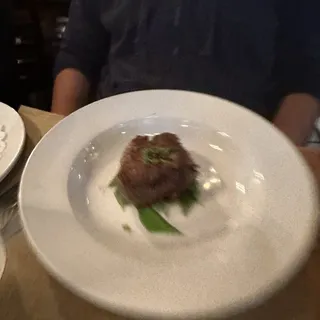 Steak Tartare Coupé au Couteau, Salade et Pommes Frites (8 oz Angus)*