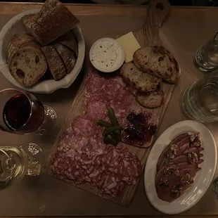 The spread - Margret de Canard fume, Planche du Beaujolais, steak tartare - IG @bougiefoodieboi