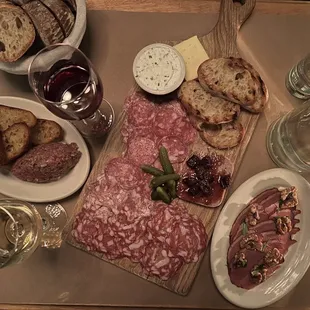 The spread - Margret de Canard fume, Planche du Beaujolais, steak tartare - IG @bougiefoodieboi