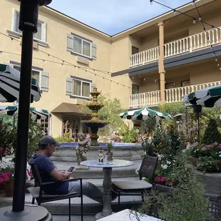 Outside dining. Cute ambiance ok food